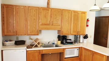 Refrigerador, microondas, cafetera y tetera y tostadora