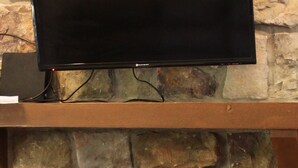 A fireplace with a flat-screen TV mounted above it. - Stones Throw from Giant City Park, Wineries, Hiking, Biking, Hunting and more. (Makanda)