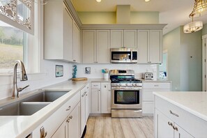 Refrigerador, microondas, horno y parrilla de estufa 