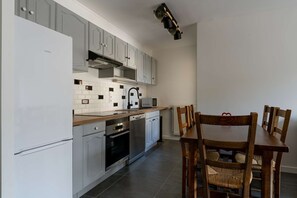 冷蔵庫、電子レンジ、オーブン、食器洗い機