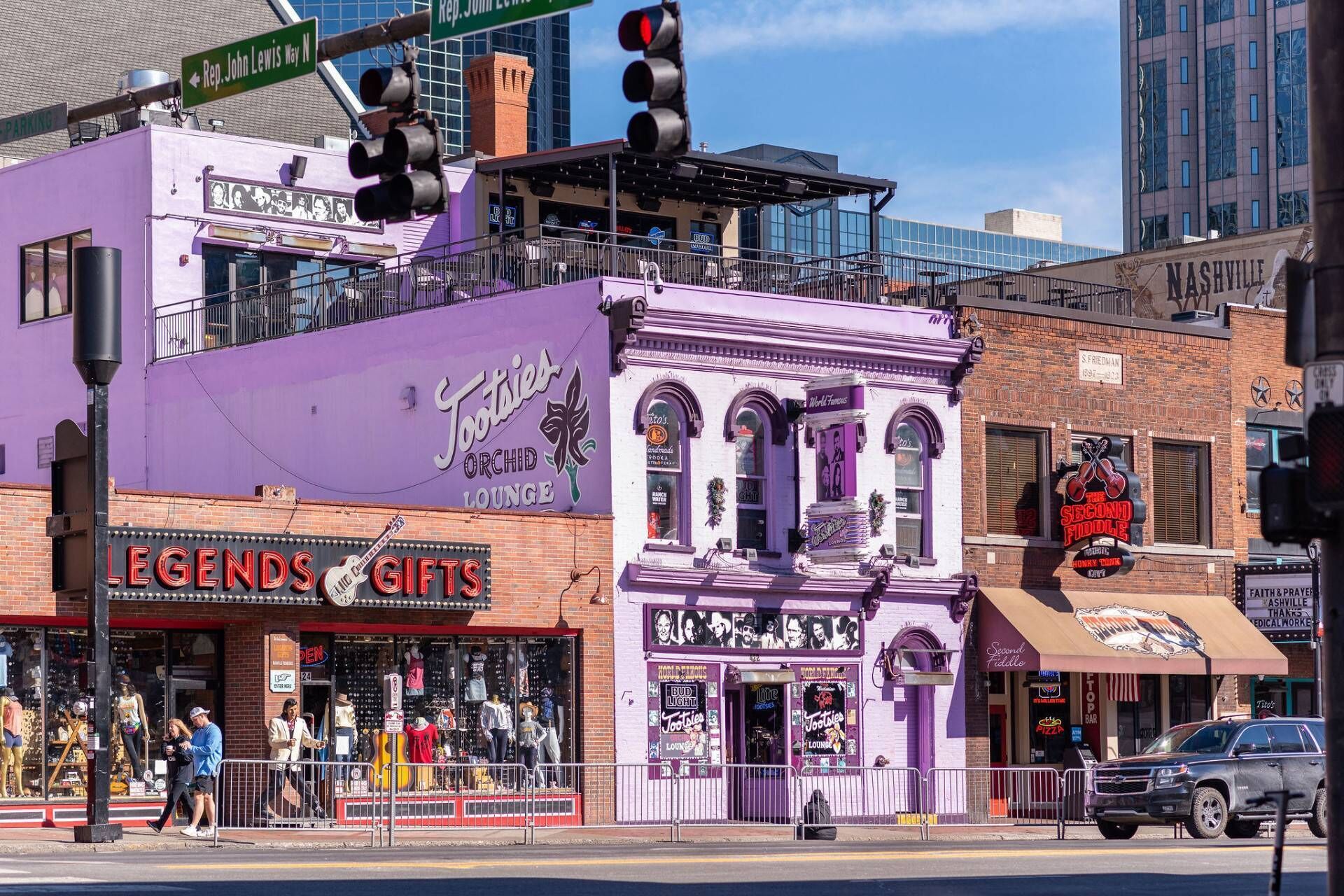 Ein violettes Gebäude mit Geschäften, darunter 'Legends Gifts' und 'Tootsie Orchid Lounge'.