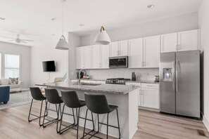 Réfrigérateur, four à micro-ondes, lave-vaisselle, cafetière-théière