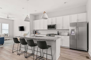 Réfrigérateur, micro-ondes, lave-vaisselle, cafetiÚre/bouilloire