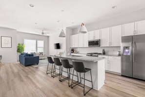 Frigorífico, microondas, lavavajillas y cafetera o tetera