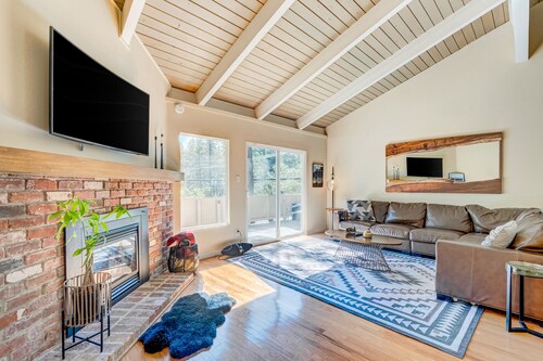 Two-story mountain-view condo with balcony, fireplace & pool - dog-friendly