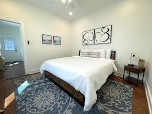 3 habitaciones, tabla de planchar con plancha y cuna de viaje 