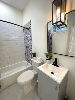 Bañera con ducha, secador de pelo, toallas, jabón