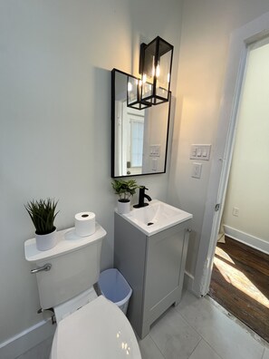 Combined shower/bathtub, hair dryer, towels, soap