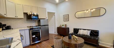 Réfrigérateur, micro-ondes, four, plaque de cuisson