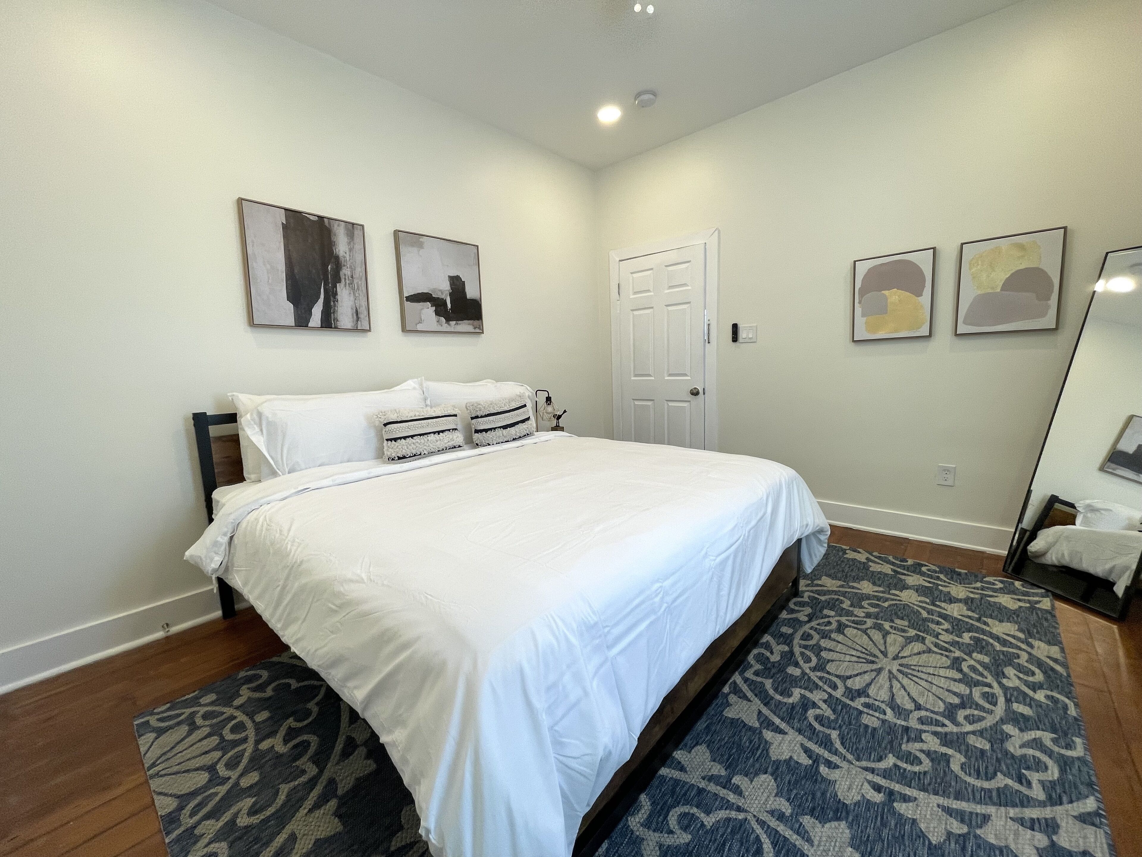 3 quartos, ferros/tábuas de passar roupa, berço de viagem