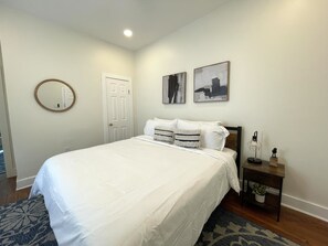 3 habitaciones, tabla de planchar con plancha y cuna de viaje 