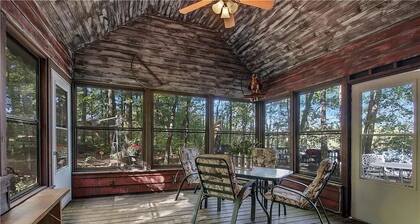 Private lake cabin with direct access to snowmobile trails and ice fishing