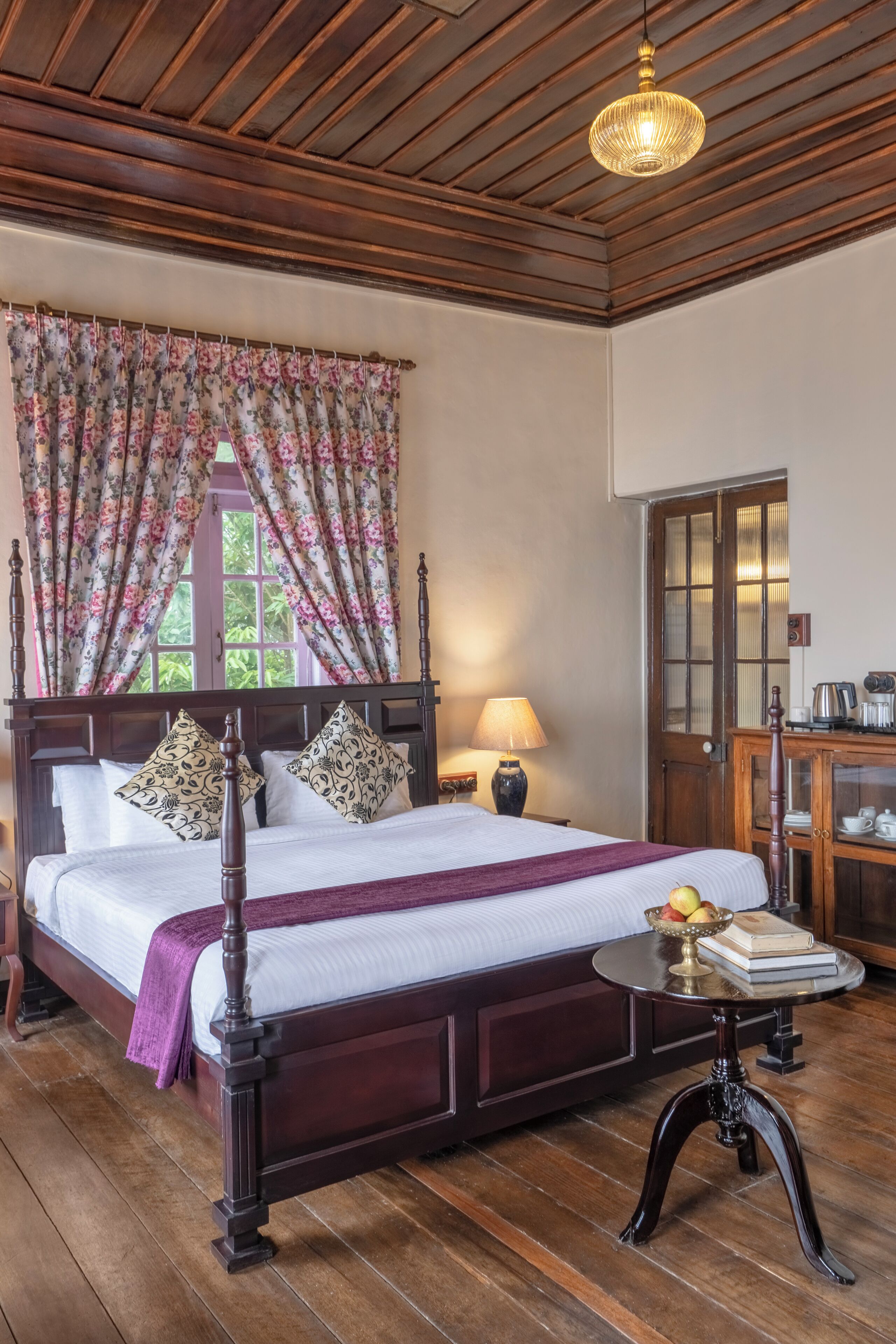 Traditional Studio Suite | Peti besi dalam bilik, meja, langsir/tirai gelap terus, cadar katil 