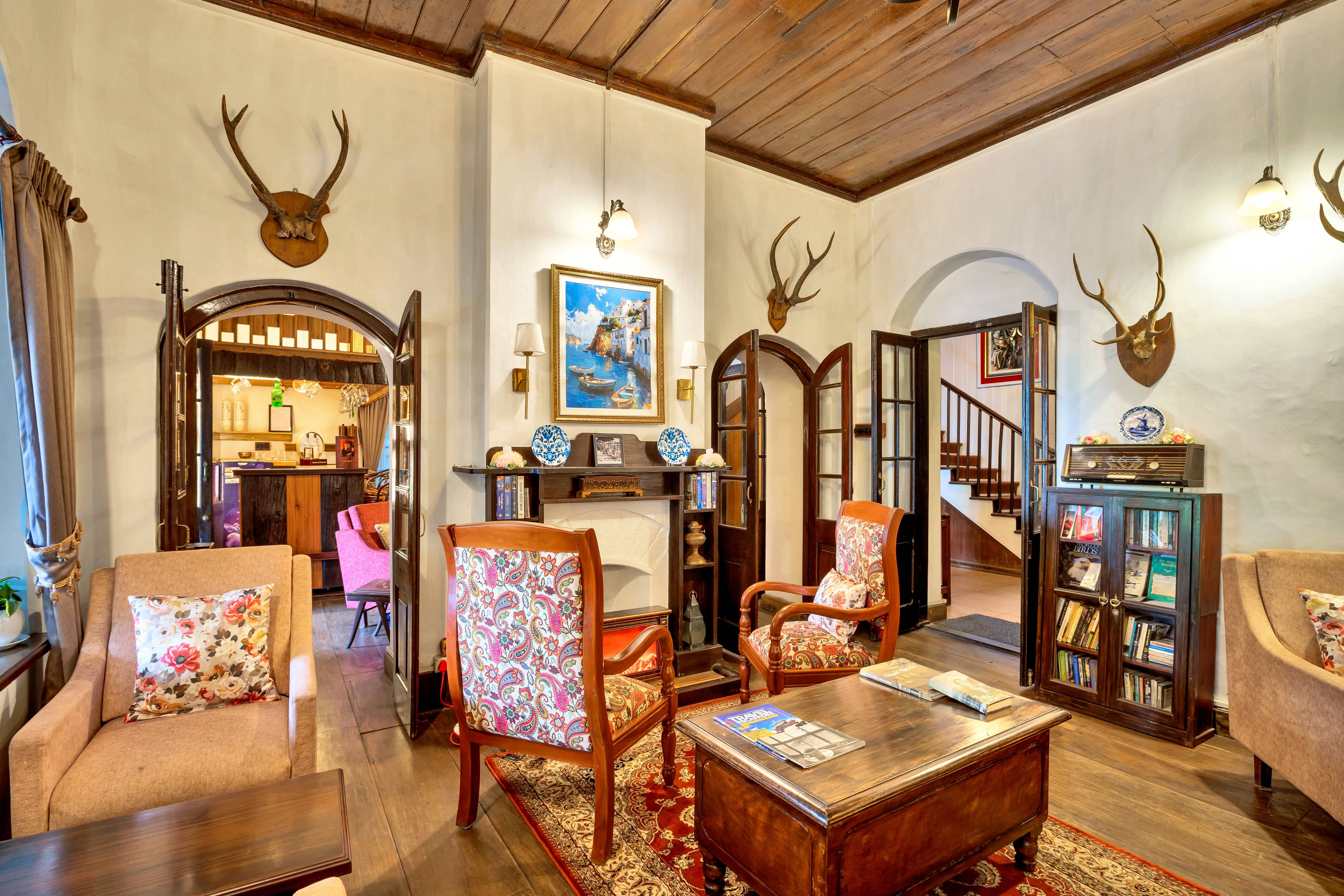 Een klassiek interieur met houten meubels, een open haard en decoraties van gewei.