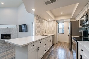 Kylskåp, mikrovågsugn, ugn och spishäll