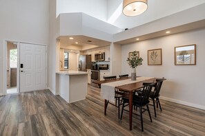 Dining - New Contemporary 2BR/2BA w/ 2 Kings in Old Town (Scottsdale)