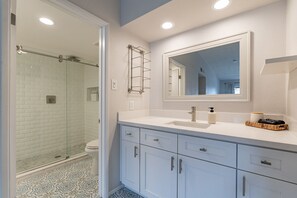 Combined shower/tub, hair dryer, towels, soap - New Contemporary 2BR/2BA w/ 2 Kings in Old Town (Scottsdale)