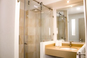 Dusche, Hausschuhe, Handtücher, Seife