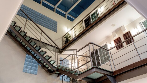 A multi-level interior with a glass ceiling, metal railings, and a staircase. - La Casa del Reloj - Zona de Hospitales (Mexico City)