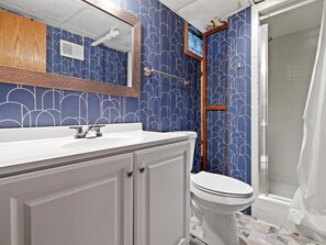 Combined shower/bathtub, towels, soap, shampoo