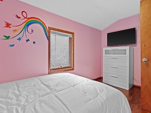 5 bedrooms, desk, iron/ironing board, travel crib