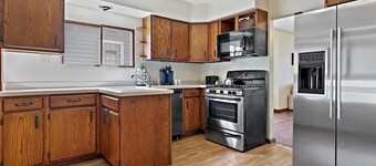Convenient Milwaukee 5 bedroom. Petit ice center! Tv every room! Expos