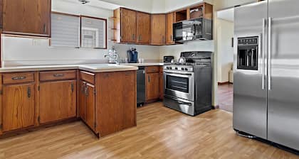 Convenient Milwaukee 5 bedroom. Petit ice center! Tv every room! Expos