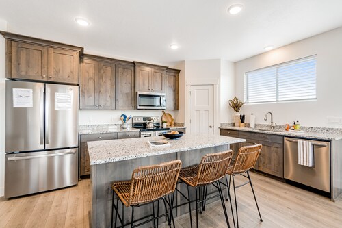 All-new Bear Lake group getaway with amazing views, patio, & washer/dryer