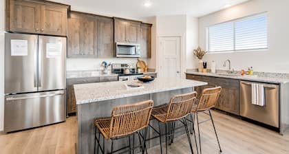 All-new Bear Lake group getaway with amazing views, patio, & washer/dryer