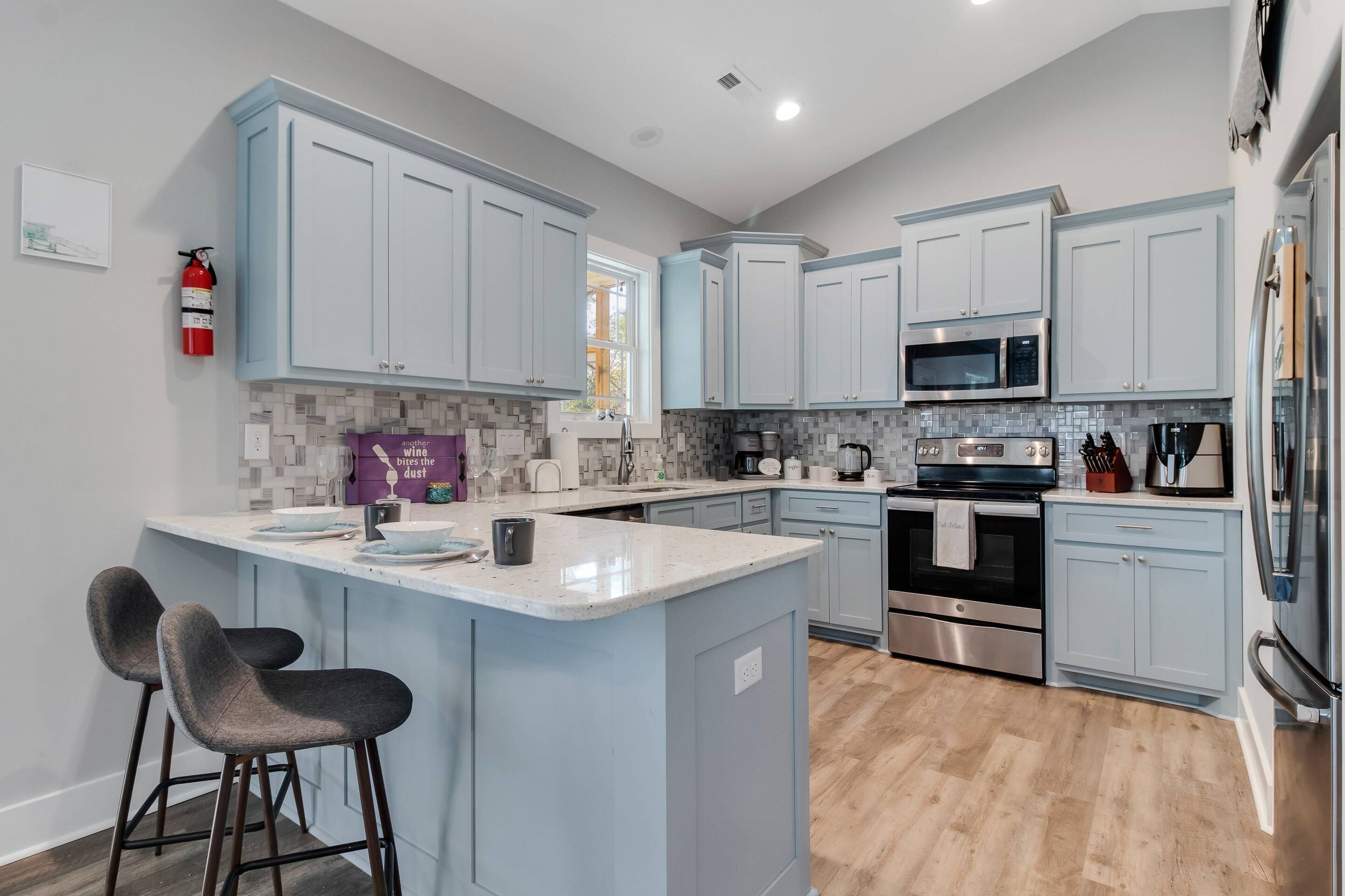 Réfrigérateur, micro-ondes, plaque de cuisson, lave-vaisselle