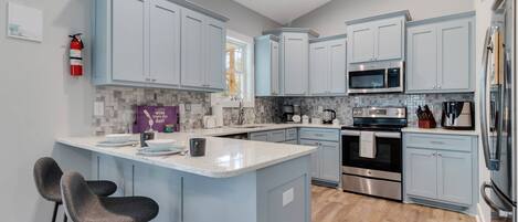 Réfrigérateur, micro-ondes, plaque de cuisson, lave-vaisselle