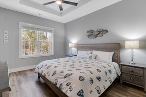3 bedrooms, free WiFi, bed sheets - Dog Friendly, Beach House Just Minutes From The Beach (Oak Island)