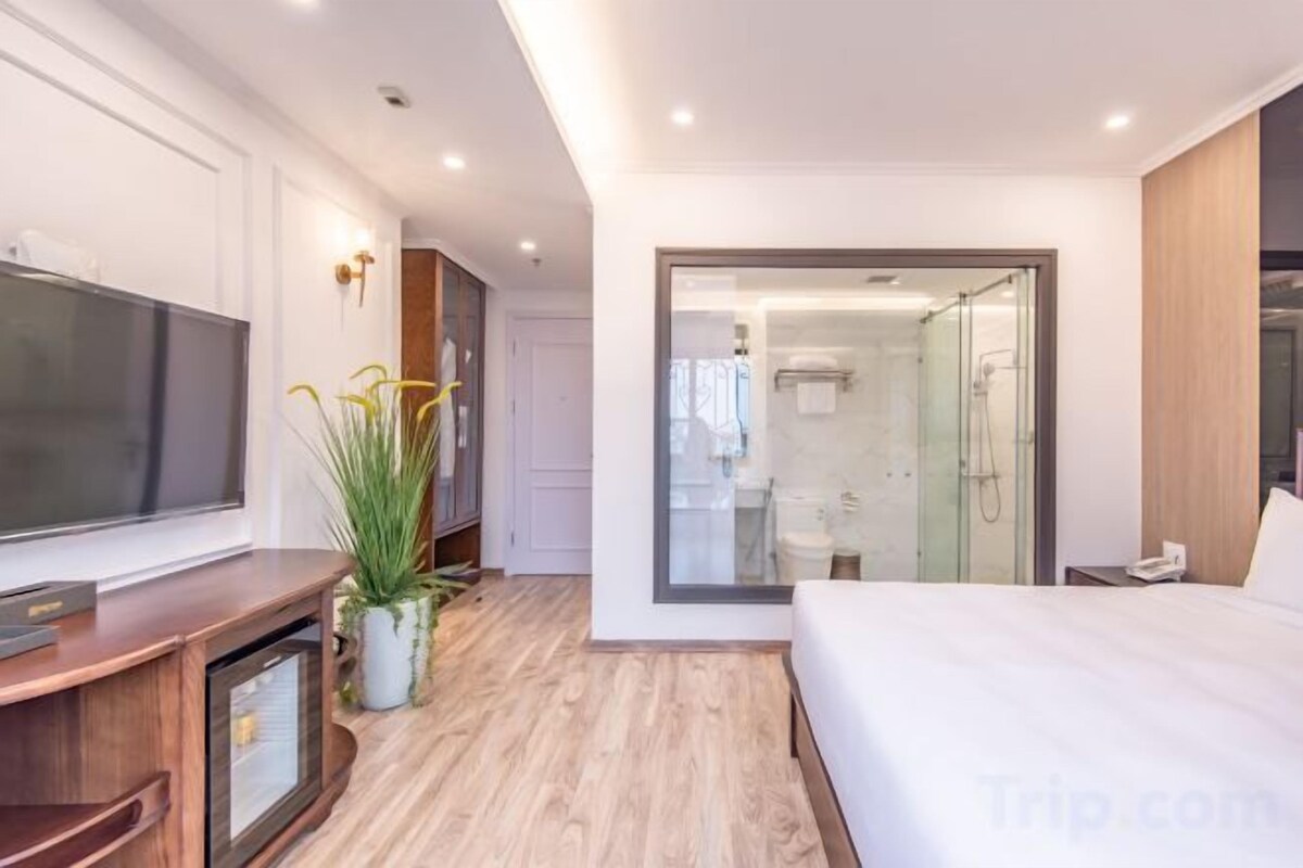 Memory foam beds, minibar, in-room safe, desk
