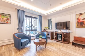 行政雙人房 | 記憶棉床墊、迷你吧、房內夾萬、書桌