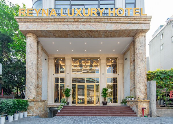 Front of property - Reyna Luxury Hotel (Hanoi)