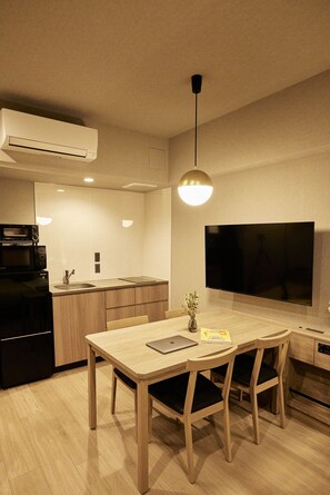 ثلاجة/مجمد بحجم كبير، ميكروويف، موقد طهي مسطح، غلّاية كهربائية