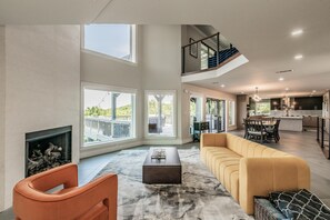 Smart-TV, Kamin, Tischfußball, Bücher