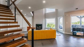 TV connectée, cheminée, baby-foot, livres