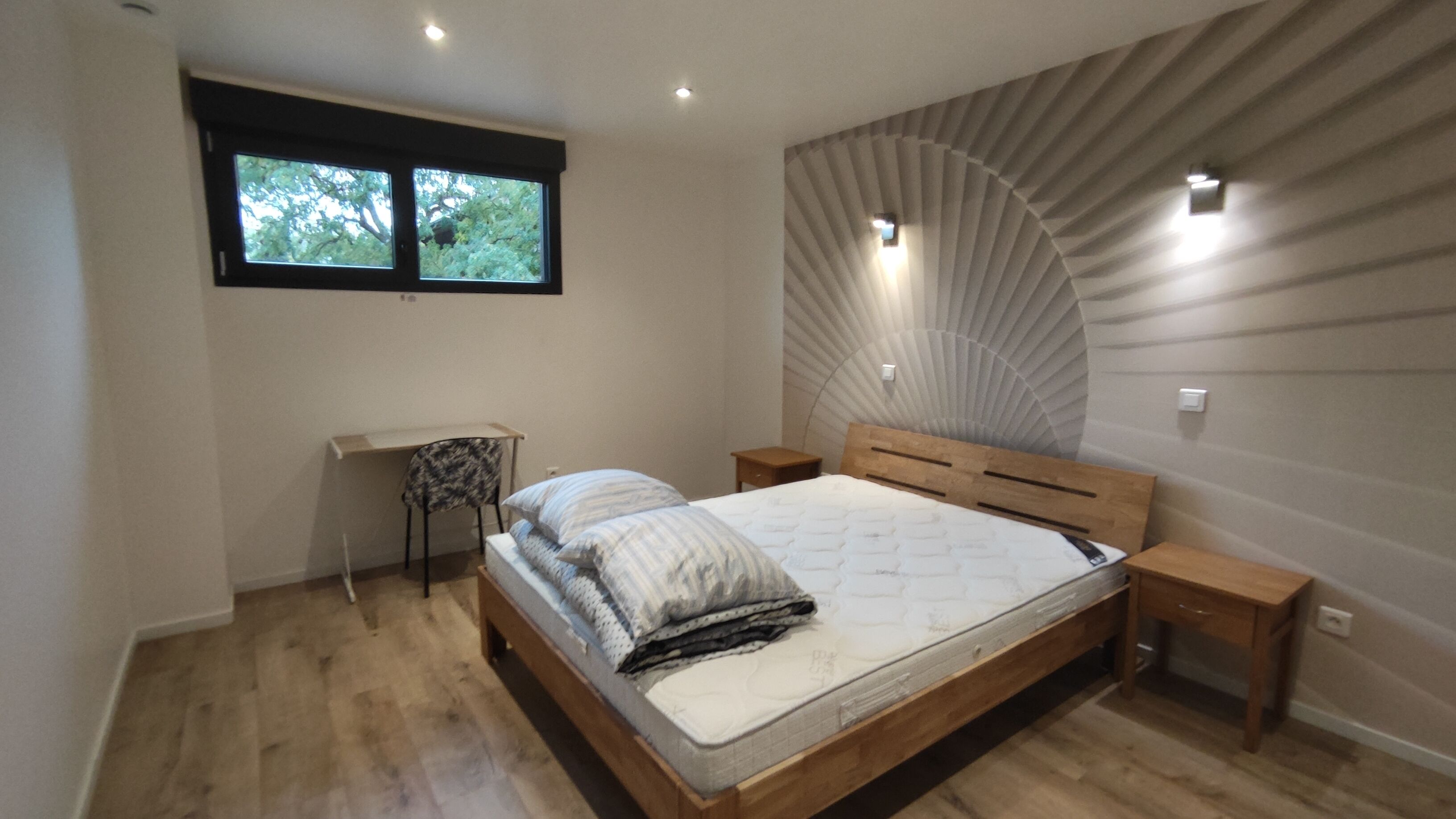 4 chambres, bureau, fer et planche à repasser, lit parapluie