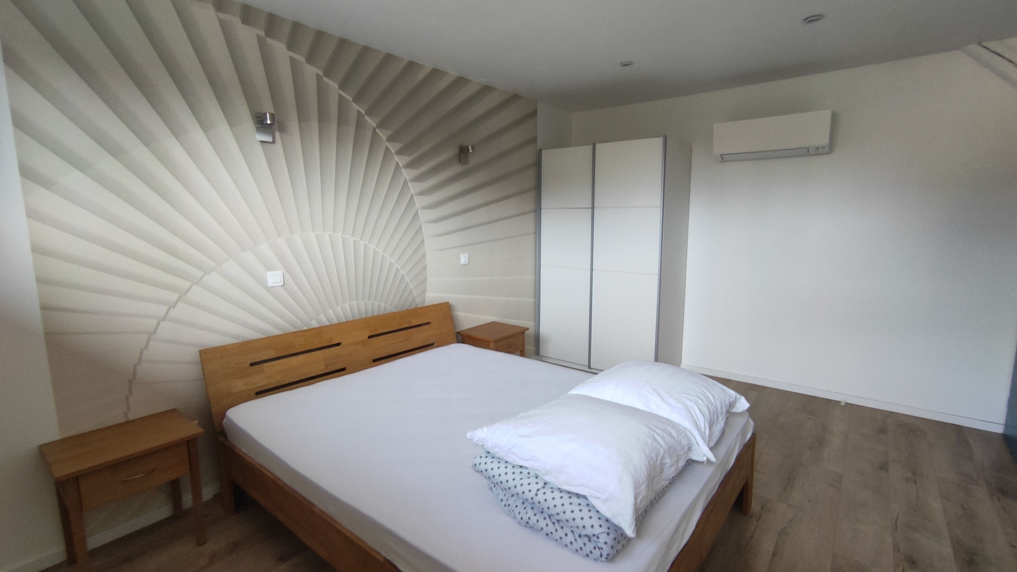 4 slaapkamers, een bureau, een strijkplank/strijkijzer, reisbedje