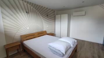 4 slaapkamers, een bureau, een strijkplank/strijkijzer, reisbedje