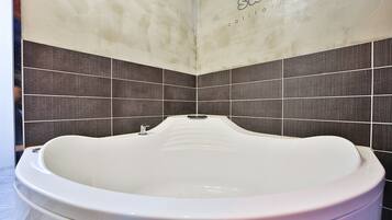 Quarto casal premier, terraço | Banheiro | Chuveiro, produtos de toalete de grife, secador de cabelo, chinelos