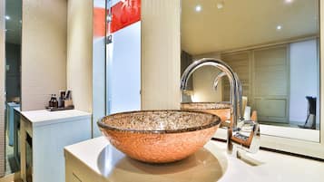 Premier Double Room, Terrace | Premium bedding, individually decorated, individually furnished, desk