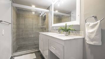 Ensemble douche/baignoire, serviettes fournies, shampoing