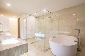 Douche, serviettes fournies, shampoing
