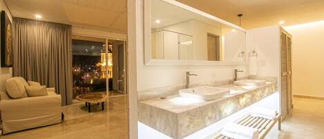 Douche, serviettes fournies, shampoing