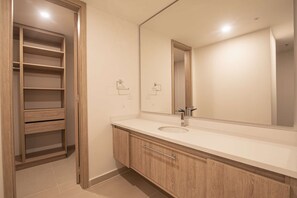 Shower, towels - Spacious Apartment Best Location in Bocagrande (Cartagena)