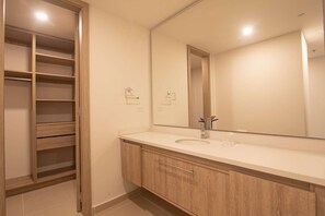 Shower, towels - Beautiful Unique Apartment in Bocagrande (Cartagena)