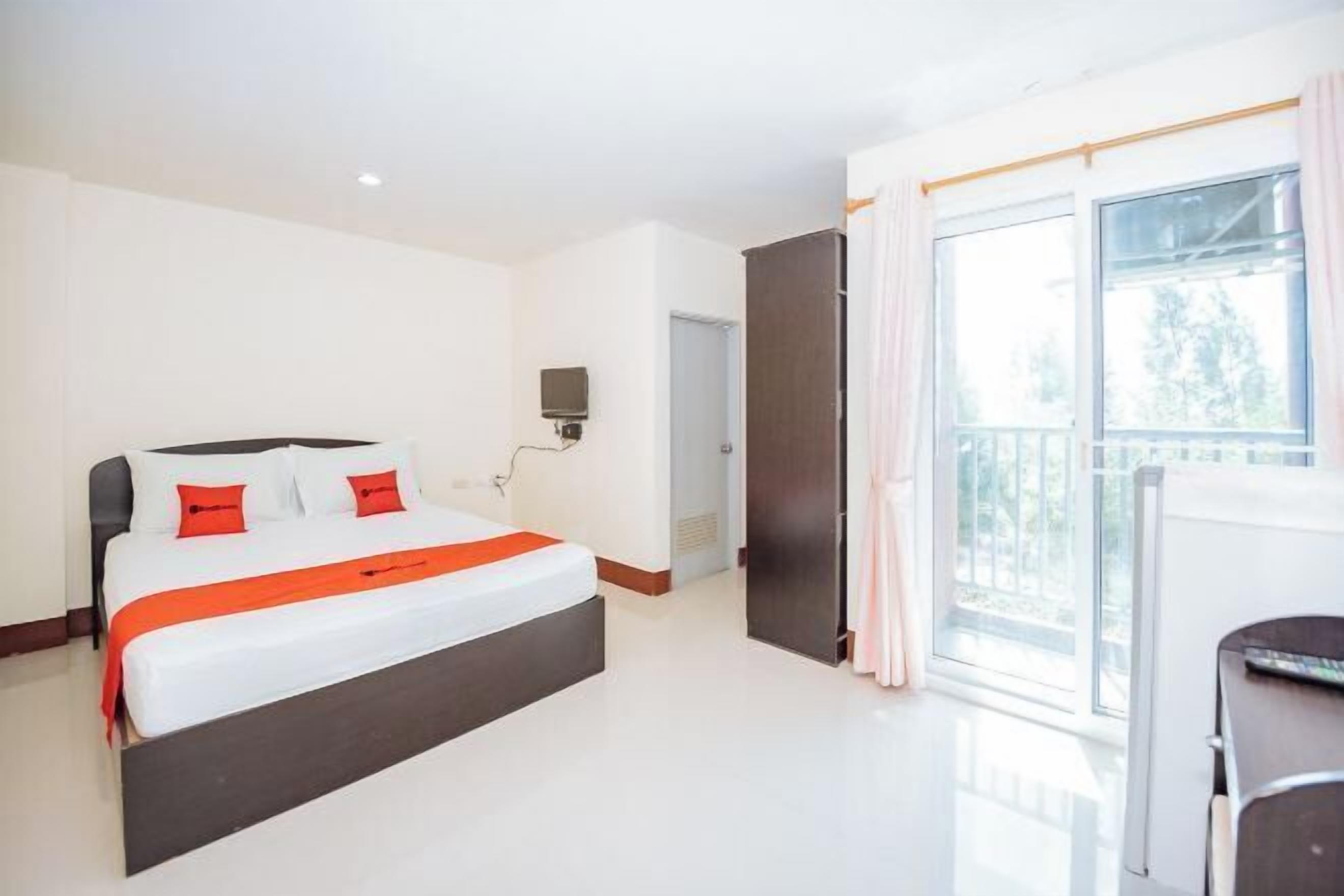 Blackout curtains, free WiFi, bed sheets