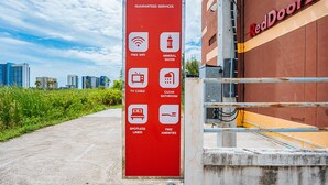 A RedDoorz sign listing amenities like free wifi, mineral water, TV cable, clean bathroom, spotless linen, and free amenities. - Supatranai Home Cha-am (Cha-am)
